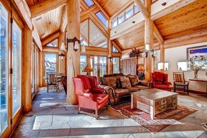 House, 4 Bedrooms | Living room