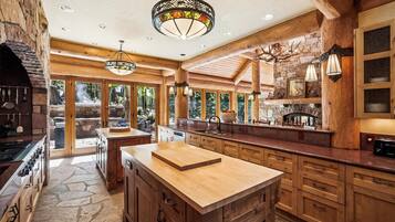 House, 4 Bedrooms | Private kitchen | Full-size fridge, microwave, oven, stovetop