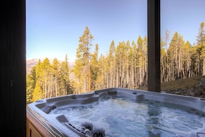 Maison, 5 chambres | Baignoire à remous extérieure