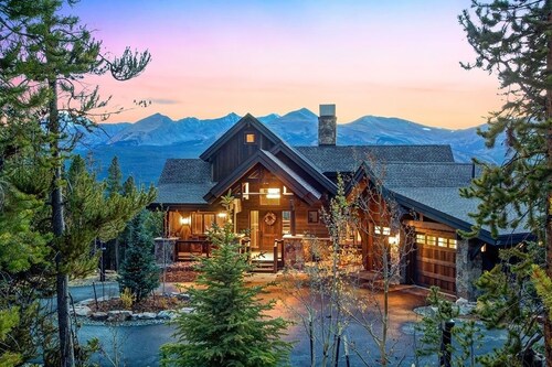 Three Sisters Lookout 5 Bedroom Home