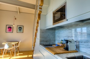 Fridge, microwave, stovetop, dishwasher - Porto Cinema Apartments (Porto)