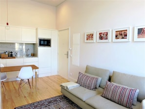 43-inch flat-screen TV with cable channels, LED TV - Porto Cinema Apartments (Porto)