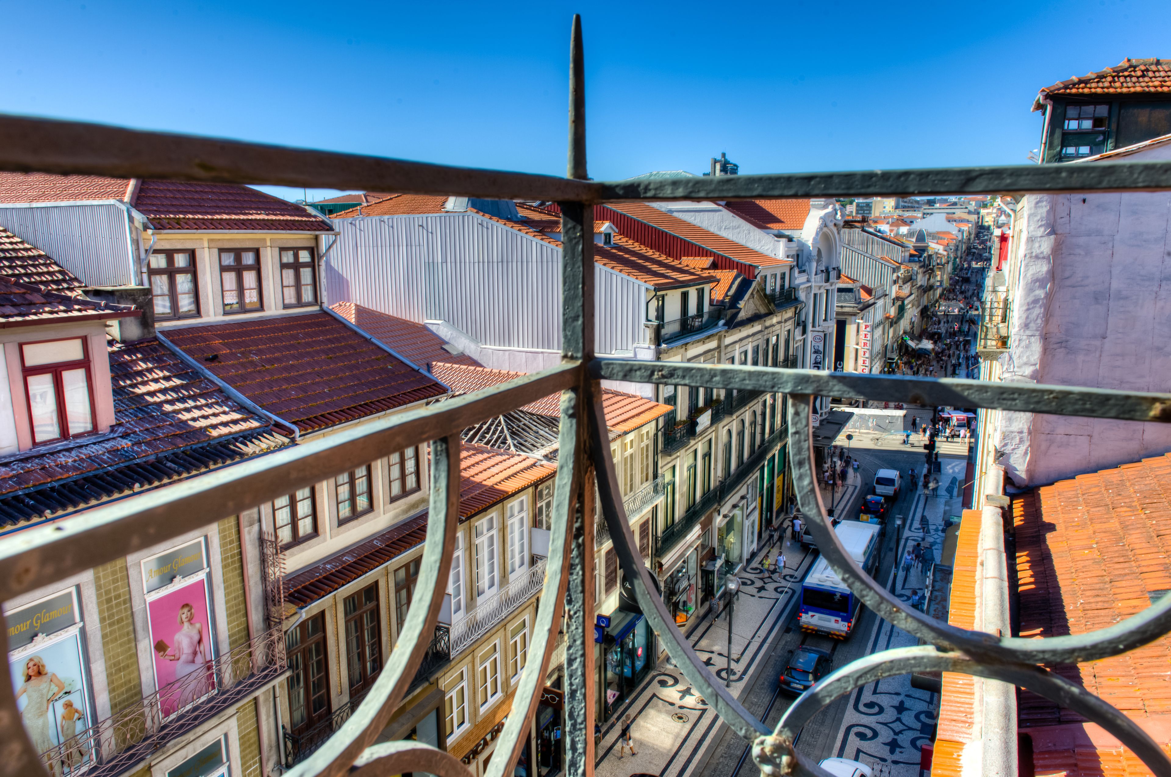 Vista de un paisaje urbano que incluye edificios, una calle y un puente.