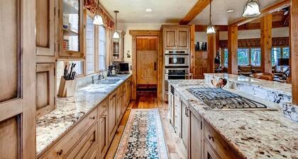 Hatari Lodge 5 Bedroom Home by RedAwning