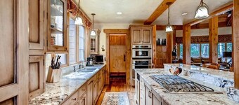 Hatari Lodge 5 Bedroom Home by RedAwning