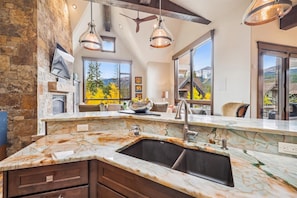 Townhome, 4 Bedrooms | Private kitchen | Full-size fridge, microwave, oven, stovetop