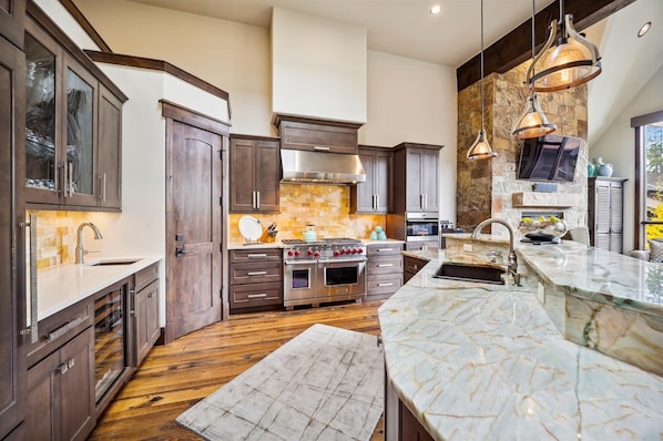 Townhome, 4 Bedrooms | Private kitchen | Full-size fridge, microwave, oven, stovetop