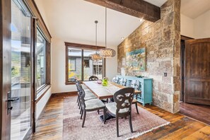 Maison mitoyenne, 4 chambres | Cuisine privée | Grand réfrigérateur, micro-ondes, four, plaque de cuisson