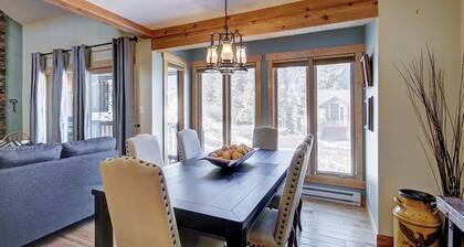 4 O'Clock Lodge D26 - Walk to Lifts/Walk to Town by RedAwning