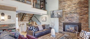 4 O'Clock Lodge D26 - Walk to Lifts/Walk to Town by RedAwning