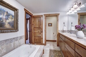 Townhome, 3 Bedrooms | Bathroom | Combined shower/tub, jetted tub, towels