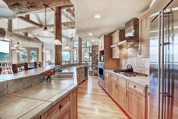 Maison, 4 chambres | Cuisine privée | Grand réfrigérateur, micro-ondes, four, plaque de cuisson