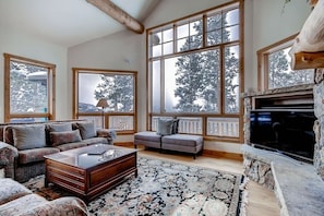 House, 4 Bedrooms | Living area