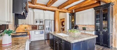 House, 5 Bedrooms | Private kitchen | Full-size fridge, microwave, oven, stovetop