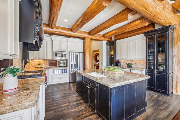 House, 5 Bedrooms | Private kitchen