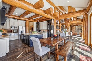 House, 5 Bedrooms | Dining