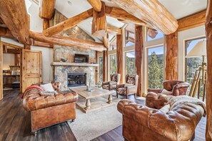 House, 5 Bedrooms | Living area