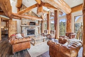 House, 5 Bedrooms | Living area