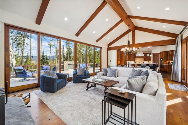 House, 5 Bedrooms | Living area