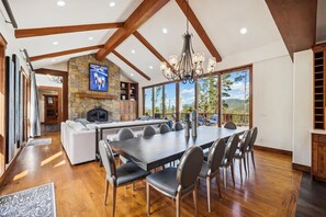 House, 5 Bedrooms | Dining