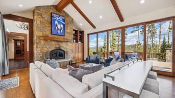 House, 5 Bedrooms | Living area