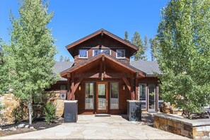 House, 5 Bedrooms | Exterior