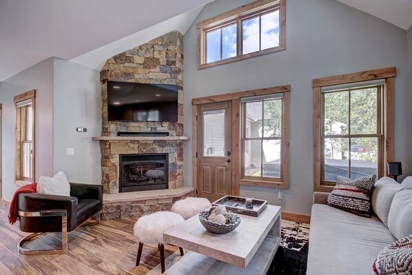 Casa geminada, 2 quartos | Área de estar | TV, lareira