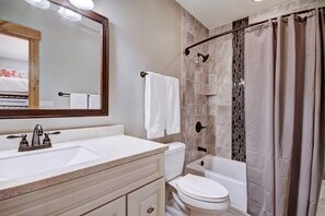 Casa geminada, 2 quartos | Banheiro | Banheira, toalhas de banho, sabonete