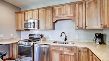Townhome, 2 Bedrooms | Private kitchen | Full-size fridge, microwave, oven, stovetop