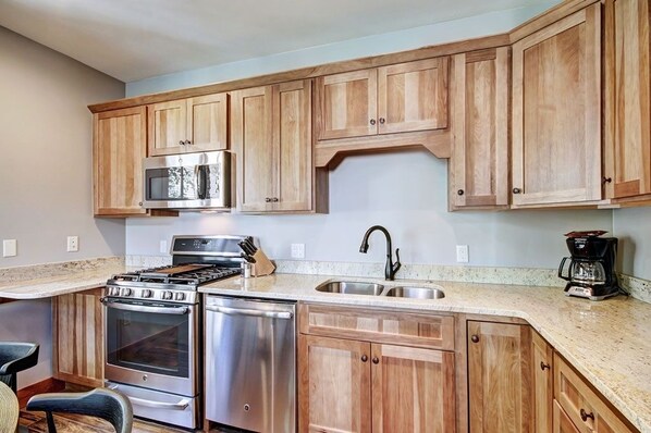 Residenza, 2 camere da letto | Cucina privata | Frigorifero con congelatore, microonde, forno, piano cottura
