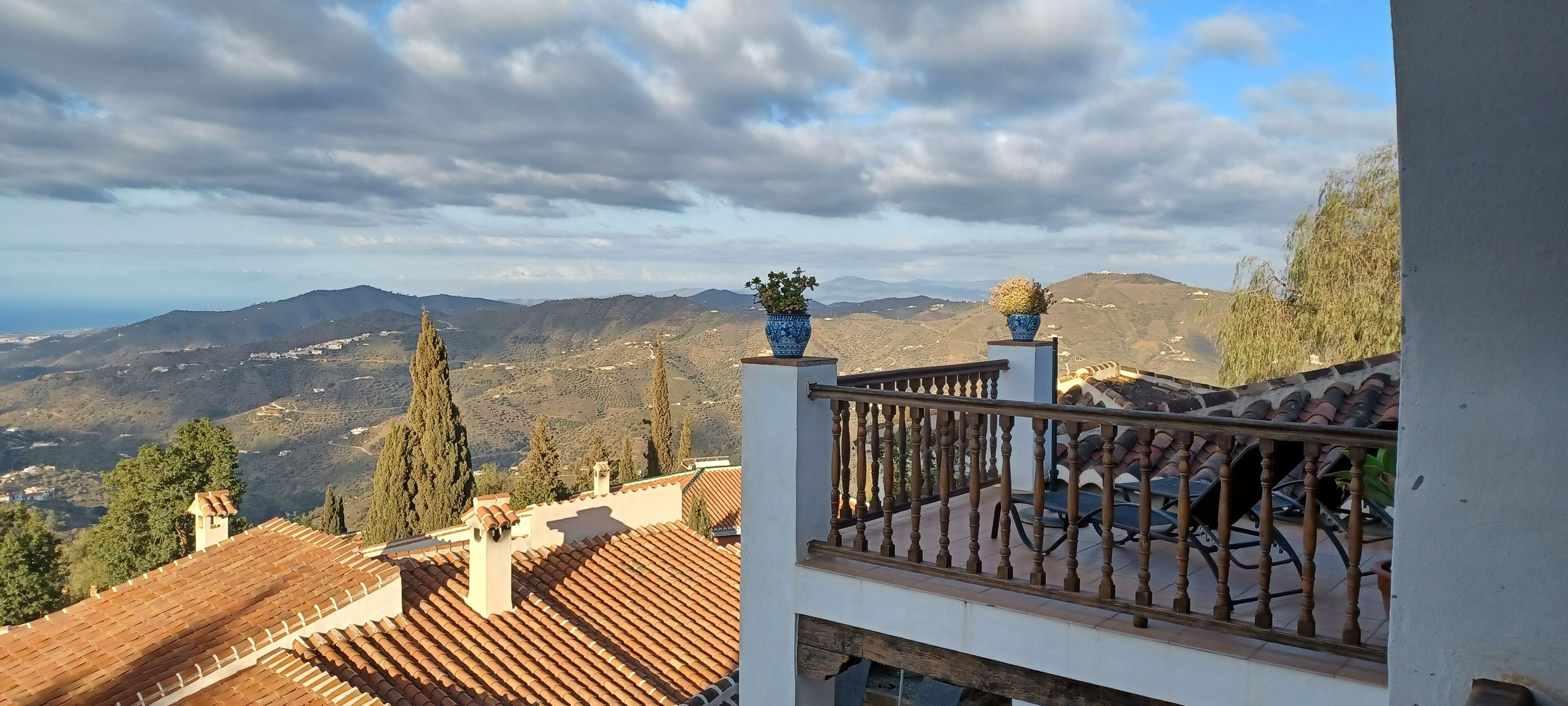 Un balcón con vista a un paisaje montañoso.