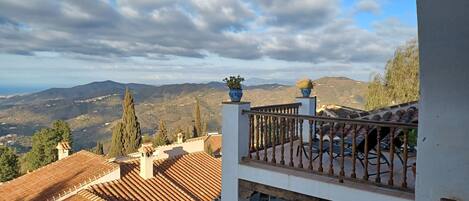 Un balcón con vista a un paisaje montañoso.