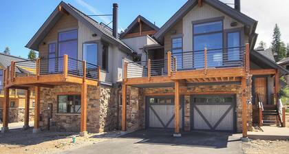 Slope View 3 Bedroom Townhouse by RedAwning