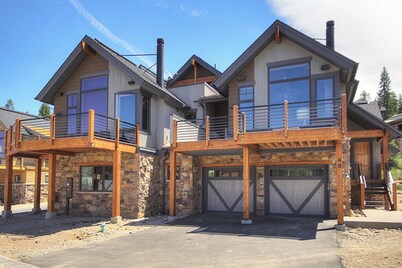 Slope View  3 Bedroom Townhouse by RedAwning