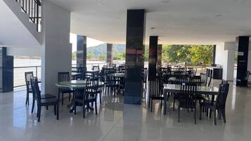 Tempat makan luar