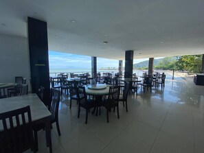 Outdoor dining - Capital O 91094 Hotel & Chalet Sportfishing (George Town)