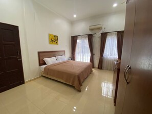 Desk, iron/ironing board, free WiFi, bed sheets - Capital O 91094 Hotel & Chalet Sportfishing (George Town)