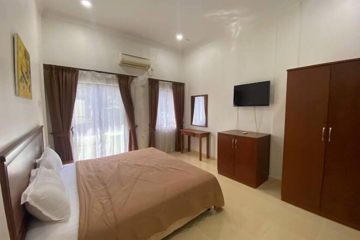 Desk, iron/ironing board (on request), free WiFi, bed sheets