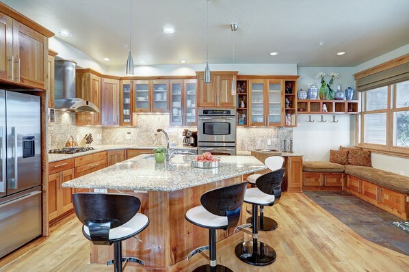 タウンホーム 3 ベッドルーム | 専用キッチン | 大型冷蔵庫、電子レンジ、オーブン、コンロ