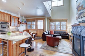 タウンホーム 3 ベッドルーム | 専用キッチン | 大型冷蔵庫、電子レンジ、オーブン、コンロ