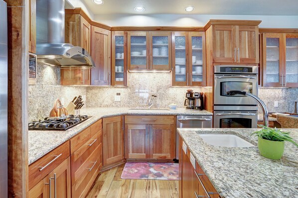 Residenza, 3 camere da letto | Cucina privata | Frigorifero con congelatore, microonde, forno, piano cottura