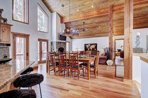 Casa, 4 habitaciones | Restaurantes