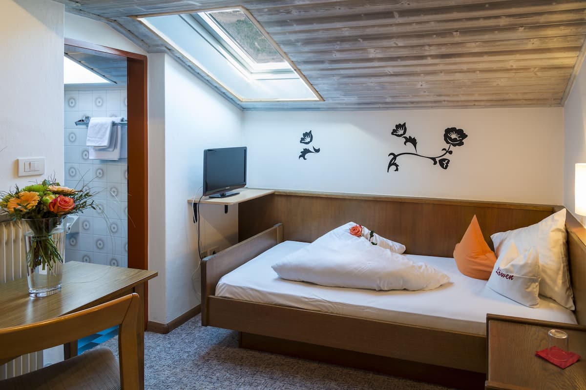 Single Room | In-room safe, desk, laptop workspace, soundproofing