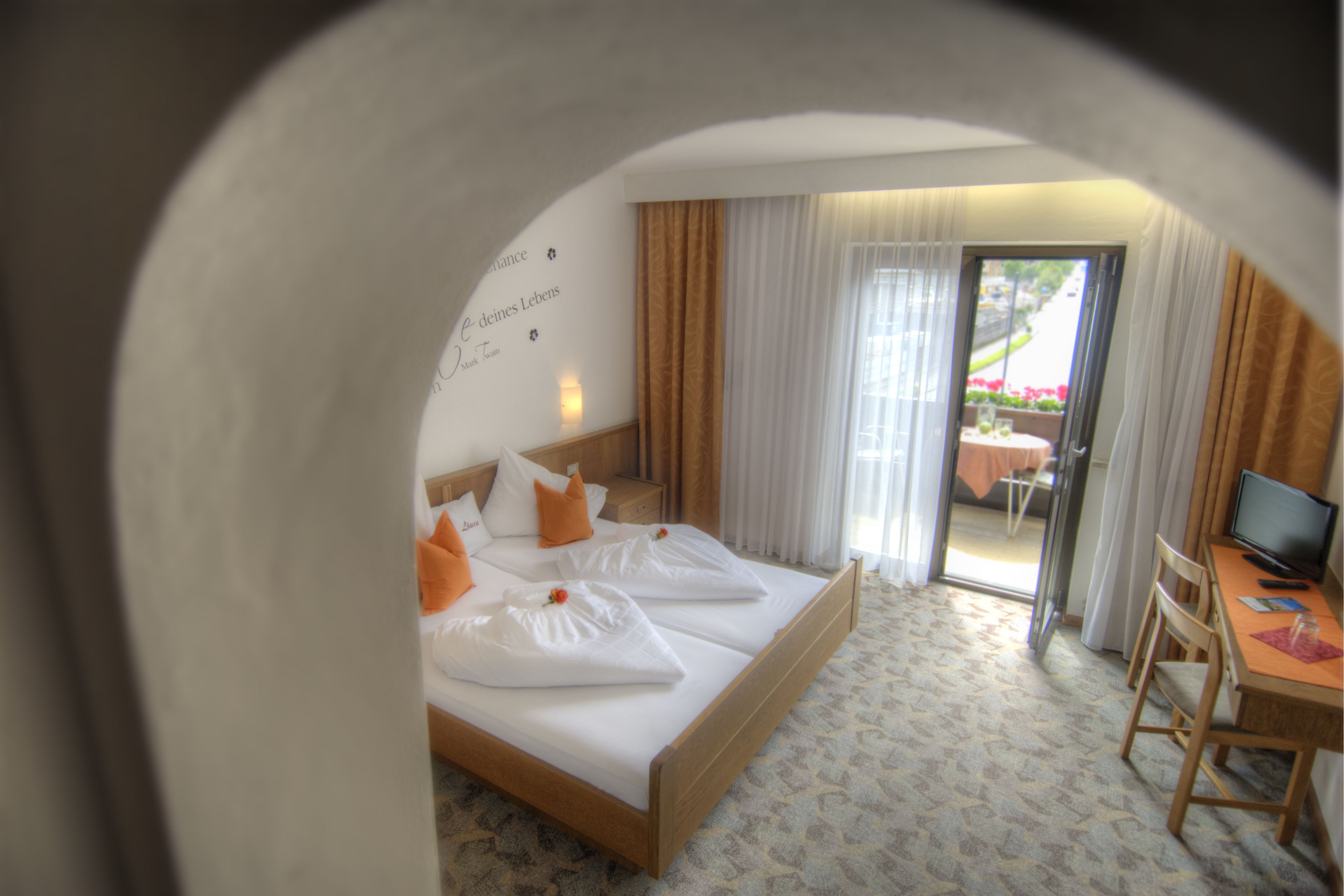 Dubbelrum | Värdeförvaringsskåp på rummet, skrivbord och arbetsyta för laptop