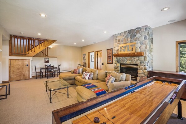 House, 4 Bedrooms | Living area | TV, fireplace