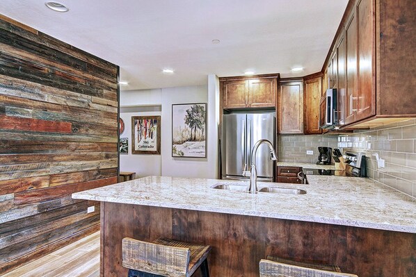 Condo, 2 habitaciones, balcón (Village at Breckenridge Wetterhorn 32) | Cocina privada | Microondas, horno, parrilla de estufa y lavavajillas