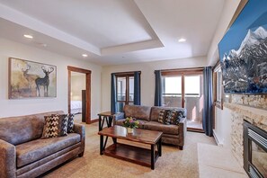 Condo, 2 habitaciones, balcón (Village at Breckenridge Wetterhorn 32) | Sala de estar | Chimenea