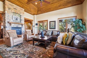 タウンホーム 4 ベッドルーム | リビング エリア | スマートテレビ、暖炉、DVD プレーヤー