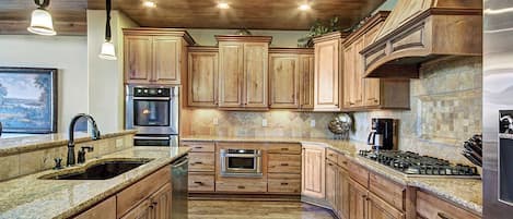 Residenza, 4 camere da letto | Cucina privata | Frigorifero con congelatore, microonde, forno, piano cottura
