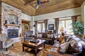 Maison mitoyenne, 4 chambres | Coin séjour | TV connectée, cheminée, lecteur de DVD, chaîne hi-fi